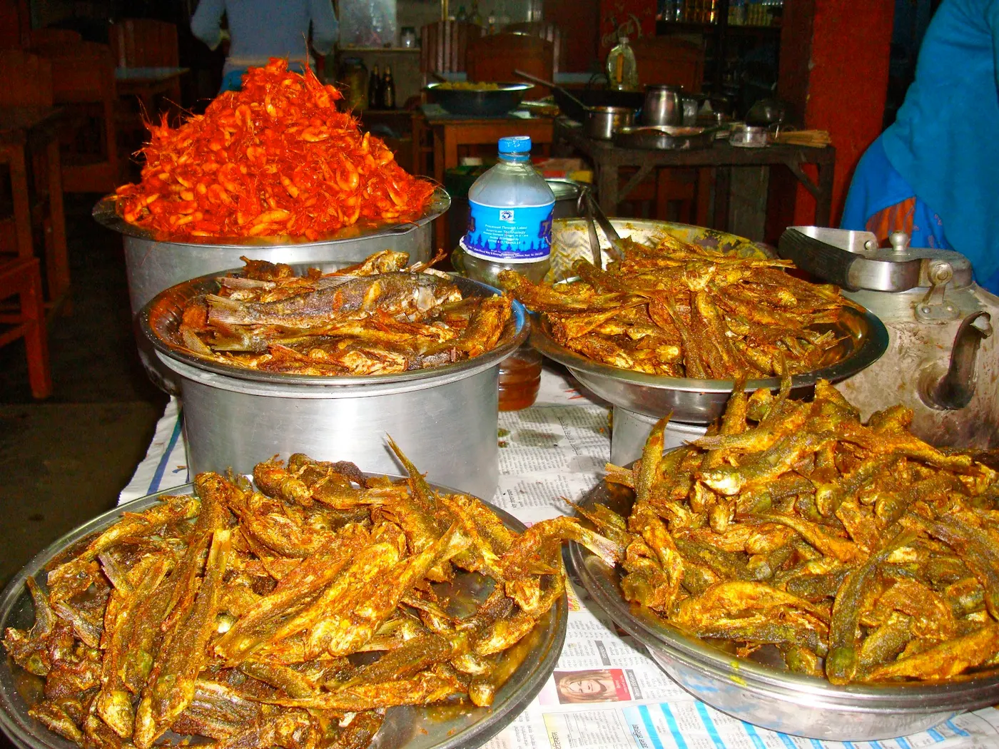 Intoxicating flavor of freshly fried fish..... it is eaten whole with head, tail and bones, with the bones providing a somewhat unexpected pleasant soft crunch. Some bigger fish has larger bones which are not chewable, and best removed.