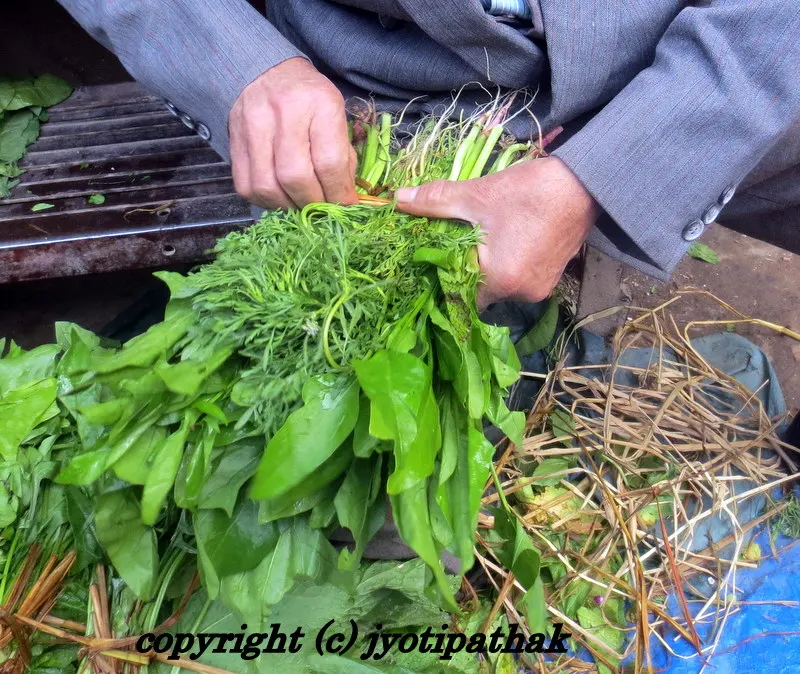 Mixed greens bundles, usually made up equal parts spinach, garden cress, and fennel greens, sold ready to cook - no need to mix and match, so convenient for buyers.