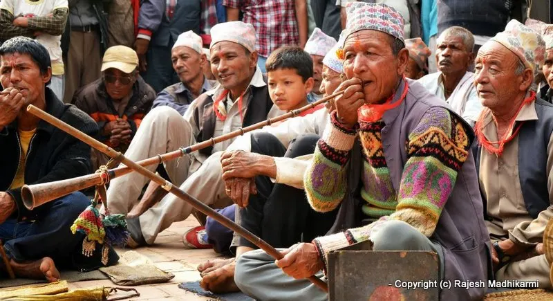... local musicians playing all kind of instruments ...