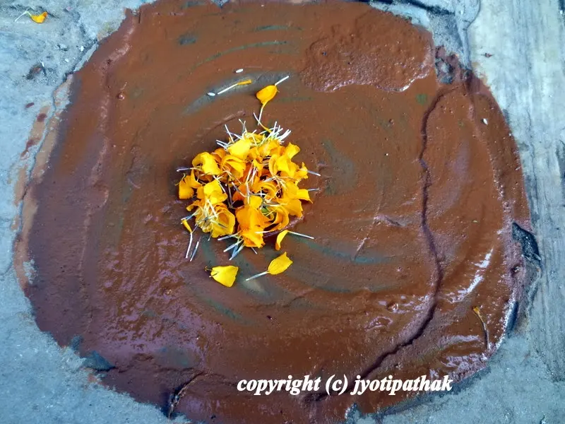 Images of a typical red mud circles (raato maato) - in Nepal, before performing a religious rituals, Nepalese apply red mud paste in the floor (रातो माटोले पोतेको ) to purify the area.