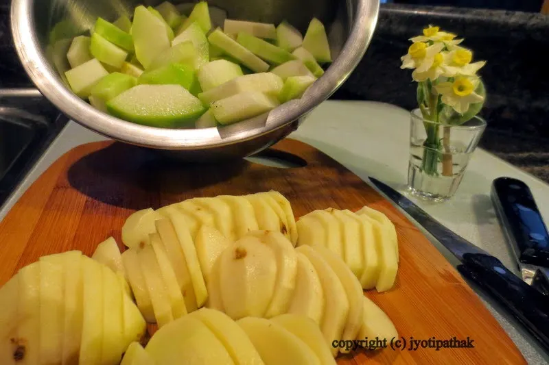 Cutting potatoes into thin slices