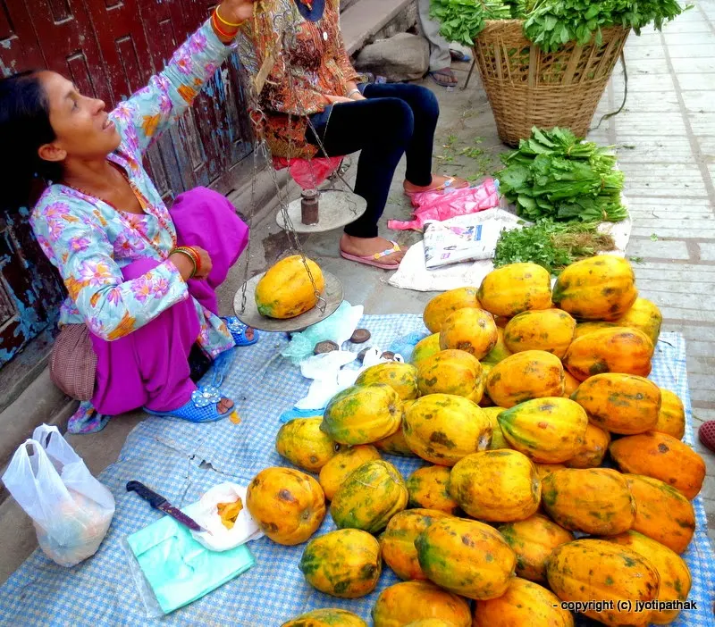 Papaya selling by weight - Papitaa or Mewaa - (पपिता अथवा मेवा)